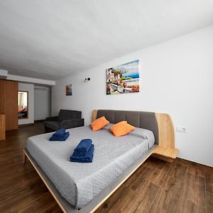 Habitación Familiar Estándar con 2 Camas Individuales